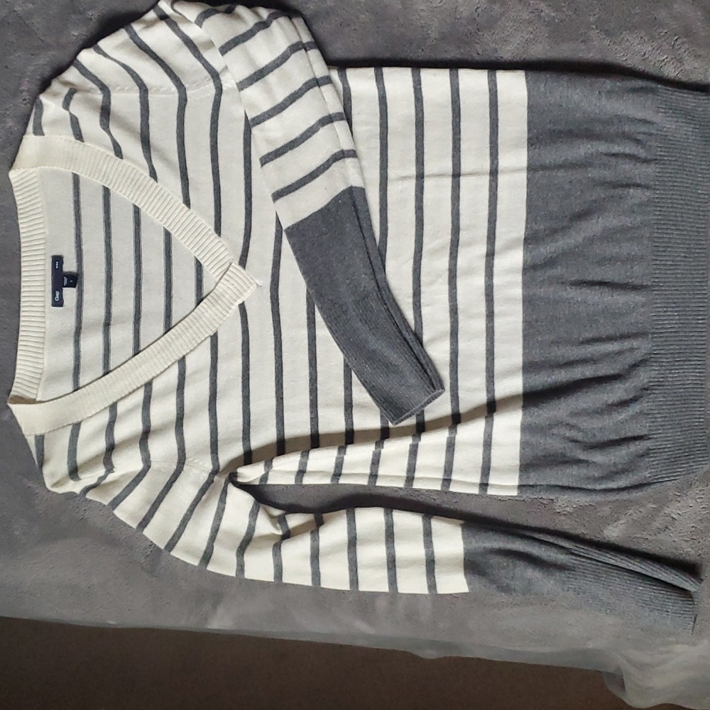 Gap lightweight sweater size Small